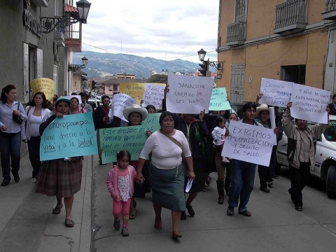 Protestas de afectados por derrame de mercurio en Chorpampa contra la firma del acuerdo resolutivo entre la Municpalidad Provincial de Cajamarca y Newmont (Minera Yanacocha).