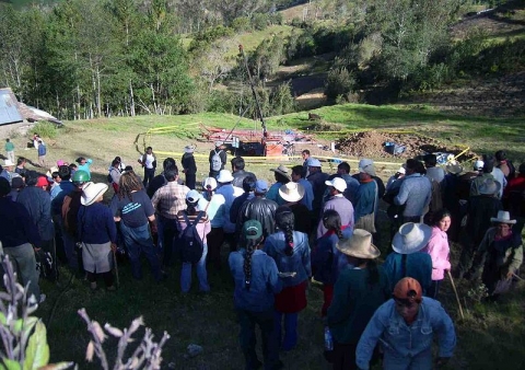 Pobladores de Vista Alegre durante desalojo de Empresa Consolidada de Hualgayoc S.A.